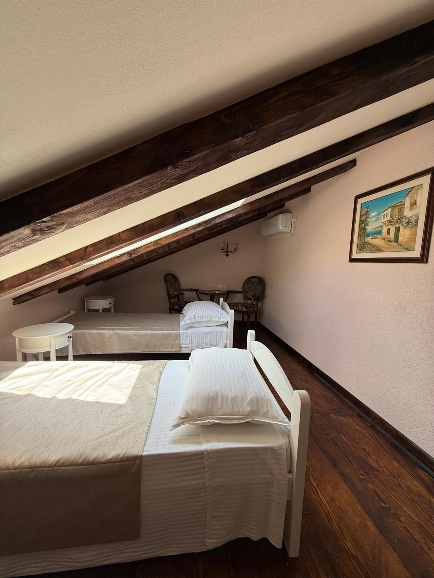 Leo Apartment